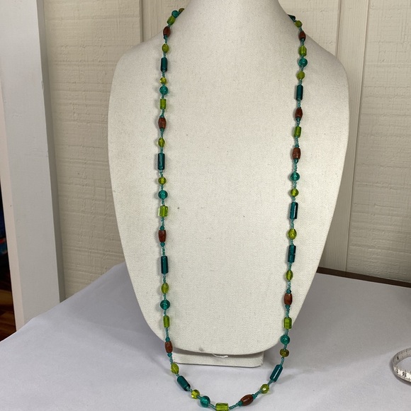 Long green glass bead and wood statement necklace - Picture 2 of 4